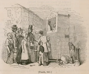 Eine Menschenmenge versammelt sich, um eine Punch & Judy Show zu sehen