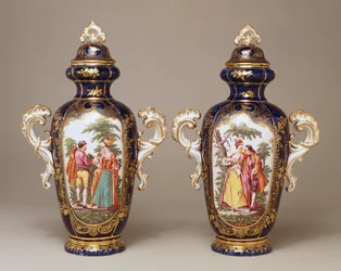 Ein Paar Chelsea blaugrundige, gelappte, sich verjüngende Vasen und Deckel, die Liebende unter Bäumen darstellen, ca. 1765