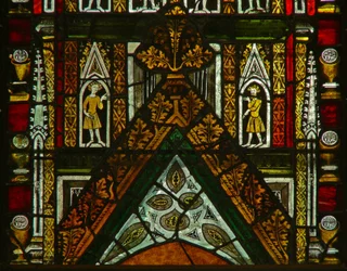 Ein Fenster in der Marienkapelle, Darstellung von Baldachinfiguren
