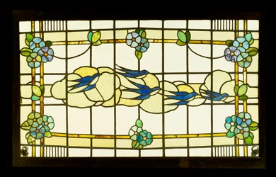 Arts and Crafts Panel einer Gruppe von Schwalben vor Wolken in einem Rahmen aus stilisierten Blütenköpfen (Blei- & Buntglas)