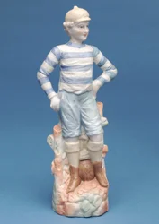 Bisquitfigur eines Jungenfußballers in blau-weiß gestreiftem Trikot, ca. 1890er (Keramik)