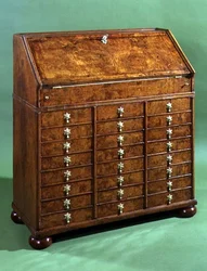 Schreibtisch mit vielen kleinen Schubladen und Kugelfüßen, ca. 1710