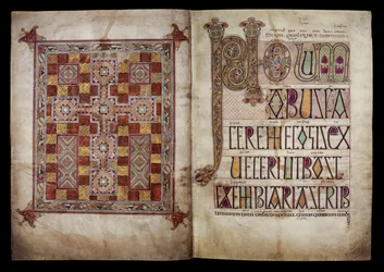Teppichseite und Incipit-Seite, die den Brief des Hl. Hieronymus an Papst Damasus einleiten, aus den Lindisfarne Evangelien, 710-721