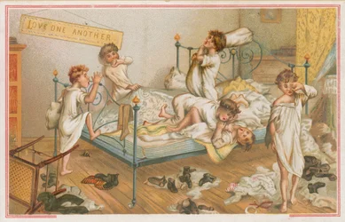 Kinder, die in einem Schlafsaal raufen