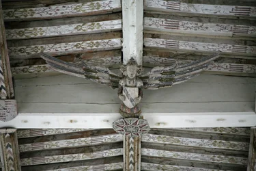 Ansicht eines der geschnitzten Holzengel im Kirchenschiff