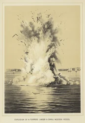 Explosion eines Torpedos unter einem kleinen Holzschiff
