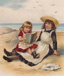 Mädchen lesen am Strand