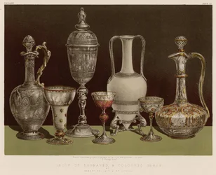 Gruppe von graviertem und farbigem Glas