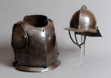 Helm, Brustpanzer und Rückenplatte