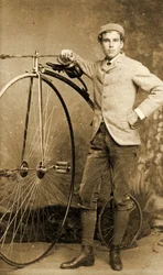 Mann neben seinem Hochrad, c.1890 (s/w Foto)