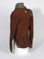 Kurzschößiger Uniformrock eines Offiziers der leichten Kompanie, 2. Bataillon des 69. Regiments (South Lincolnshire), getragen während des Waterloo-Feldzugs von Leutnant Henry Anderson, um 1815 (scharlachroter und grüner Stoff mit vergoldeten Knöpfen)
