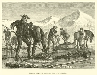 Schwedische Bauern beim Ausbaggern von See-Eisenerz