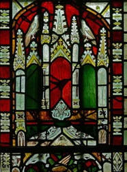 Das Ostfenster (Ew), Darstellung eines Baldachins mit Vögeln