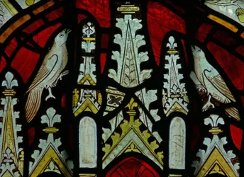 Das Ostfenster (Ew), Darstellung eines Baldachins mit Vögeln