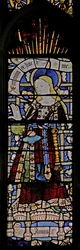 Ostfenster (Ew) mit Darstellung der Jungfrau Maria (komposite Figur) - mit farbigem Glas