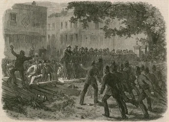 Der Aufruhr im Hyde Park: Der Mob reißt die Zäune in der Park Lane nieder