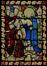 Das Ostfenster, das den heiligen Petrus zeigt, wie er einen jungen Mann tauft