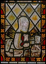 Das Ostfenster, das die Jungfrau Maria darstellt