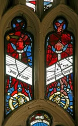 Fenster Ew mit Darstellung von Engeln auf Rädern mit Antiphonen
