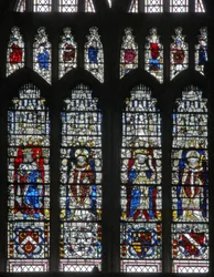 Fenster c17 mit Figuren und Schilden unten