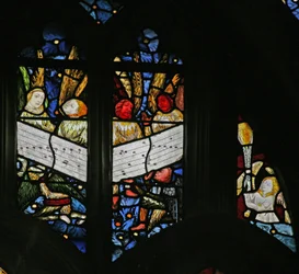 Fenster s2 mit dem singenden Engelschor; Engel - Weihrauch schwenkend