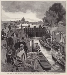 Das Ende der Bootssaison: Szene am Molesey Lock am Fluss Thames, Surrey