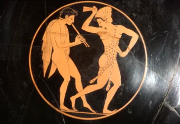 Trinkbecher, Kylix eines tanzenden Mädchens mit einem Flötenspieler, Attisch, ca. 510 v. Chr.