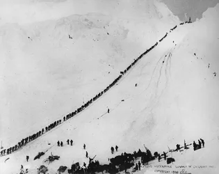 Packträger, die den Gipfel des Chilkoot-Passes erklimmen, aus 