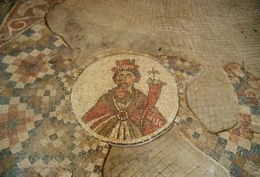 Ein Mosaik, das Tyche, die Göttin des Glücks, zeigt, aus der halbkreisförmigen Exedra an der Paladiusstraße