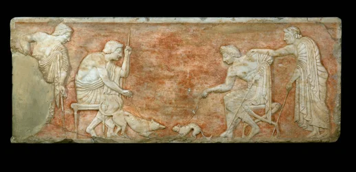 Vier Jugendliche ruhen in der Palaestra, zwei sitzend, beobachten einen Hund und eine Katze beim Kampf