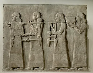 Diener tragen Jagdausrüstung