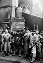 Träger auf dem Zentralmarkt, Paris, 1931