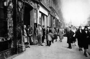 Warten auf die Näherinnen, die die Arbeit verlassen, Paris
