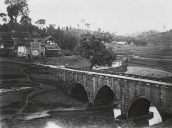 Luchou, Tzeliutsing, Szechuan, Landschaft (s/w Foto)