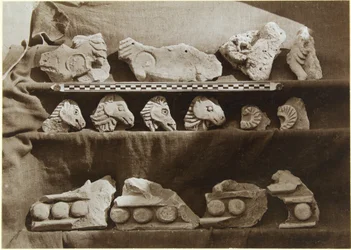Ausgrabung von Samarra (Irak): Fragmente eines Frieses mit Kamelfiguren, aus dem Palast des Kalifen (Dar al-Khilafa, Jawsaq al-Khaqani, Bayt al-Khalifah), Kleiner Serdab, ca. 1911-13