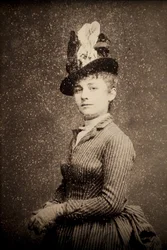 Camille Claudel (1864-1943). Fotografisches Porträt um 1886. Abzug. Musée des Beaux-Arts de Poitiers (Frankreich).