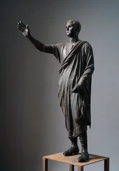 Aule Metele (Der Redner), römischer Redner - etruskische Bronzeskulptur, Höhe: 179 cm, ca. 90-70 v. Chr., aus Pila, Italien - etruskische Zivilisation: „Der Magistrat von Perugia Aulus Metellus, genannt der Redner oder der Arringatore“ - Bronzeskulptur