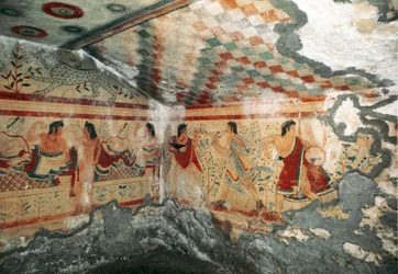 Etruskische Kunst: Blick in das Innere des Leopardengrabes, das mit Fresken einer Bankettszene mit Tänzern geschmückt ist. 470 v. Chr. Nekropole von Monterozzi, Tarquinia, Italien