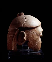 Etruskische Zivilisation: Terrakotta-Kopf mit Helm der Antenanti-Gruppe aus Murlo, Poggio Civitate, Italien - 580-570 v. Chr.