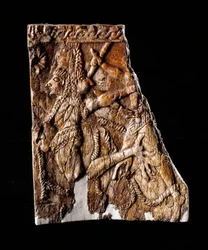 Etruskische Zivilisation: Elfenbeinplatte mit der Darstellung von Geryon - Aus dem Tumulus von Montefortini, Comeana, Italien - 7. Jahrhundert v. Chr. Maße 10x8,1 cm, Florenz, Archäologisches Museum, Inv. 194662
