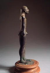 Etruskische Zivilisation: „Kouros“ Bronzeskulptur, aus Talamone, Italien, 540-530 v. Chr., Dim 21 cm