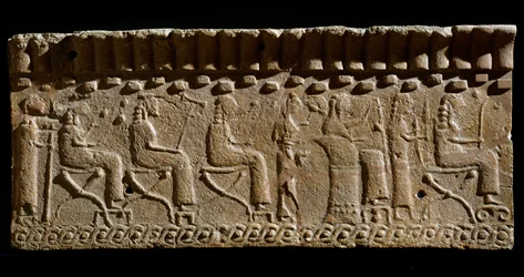 Etruskische Zivilisation: Terrakotta-Fries mit Flachreliefs von Gottheiten und sitzenden Würdenträgern. 580 v. Chr. Dim. 24x54 cm. Aus dem Palast von Murlo. Murlo, Antiquarium Comunale