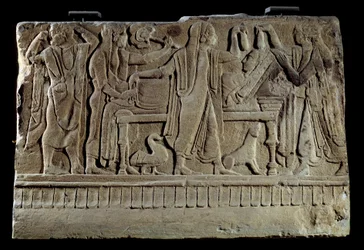 Etruskische Antike: Platte eines Grabsteins. Ausstellung der Verstorbenen auf ihrem Totenbett. Paris, Musée du Louvre