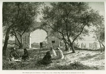 Bab-er-Roumia (Bab er Roumia), Tor der Christin, römische Ruinen in Dougga, Picknick von Reisenden und ihren Führern um eine Kamera. Stich von Eugène Girardet zur Illustration des Berichts „Voyage en Tunisie“ von R. Cagnat und H. Saladin, Lasten eines