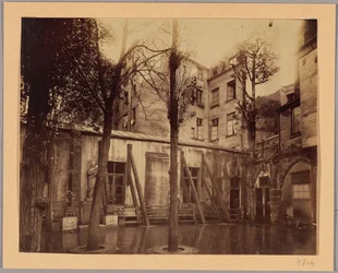 Kleines Gebäude, in dem sich der Kreuzgang, das ehemalige Beinhaus von Saint-Séverin, befindet