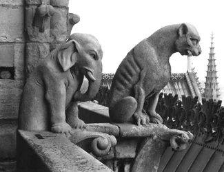 Elefanten- und Löwenwasserspeier von der Balustrade der Grande Galerie der Westfassade, Replik eines Originals aus dem 12. Jahrhundert (Stein)