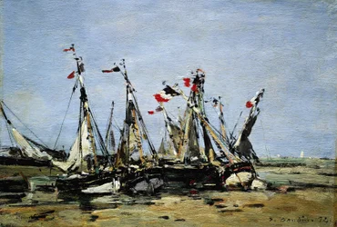 Trouville (Frankreich), warten auf die Flut, Fischerboote am Strand, geschmückt mit französischen Flaggen, zur Erinnerung an die Französische Revolution von 1789