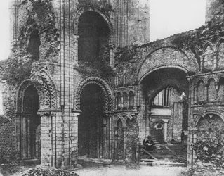 Castle Acre Priory, Norfolk, Innenansicht des Westendes der Kirche (s/w Foto)