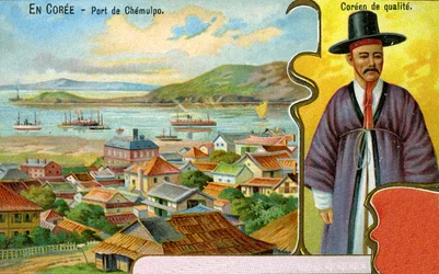 Ein koreanischer Herr in traditioneller Kleidung (Hanbok) und mit Hut (Gat) sowie eine Ansicht des Hafens von Tschemulpo (Incheon), 1904