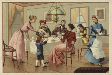 Familie trinkt Schokolade